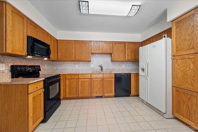 114 Elmtree Court 114, St. Charles, IL 60174