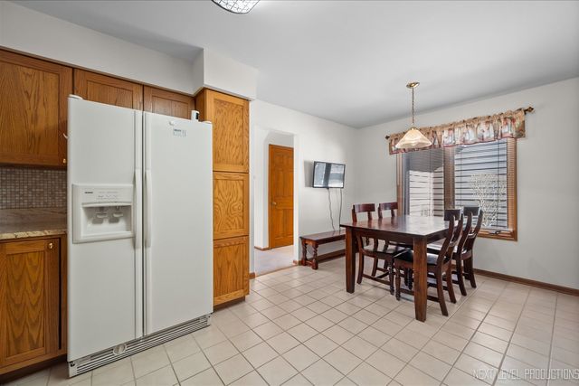 114 Elmtree Court 114, St. Charles, IL 60174