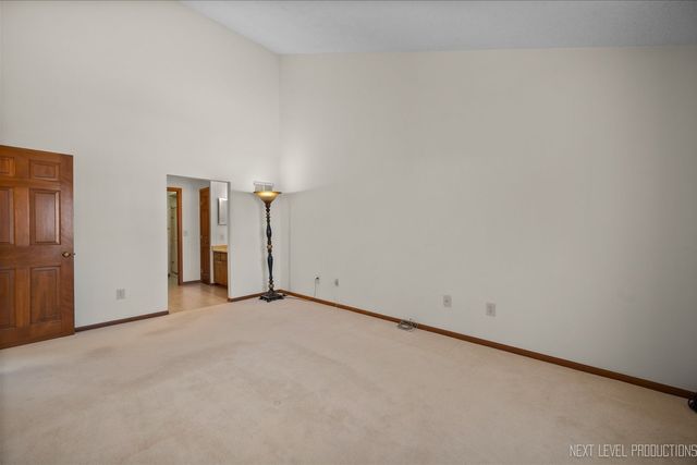 114 Elmtree Court 114, St. Charles, IL 60174