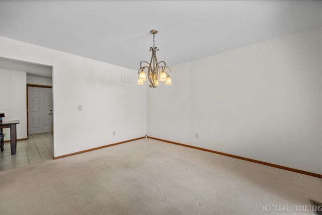 114 Elmtree Court 114, St. Charles, IL 60174