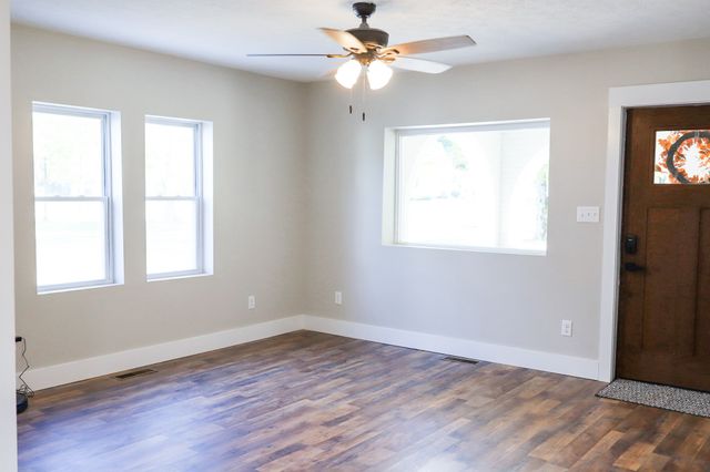 413 E Main St, Waverly, TN 37185