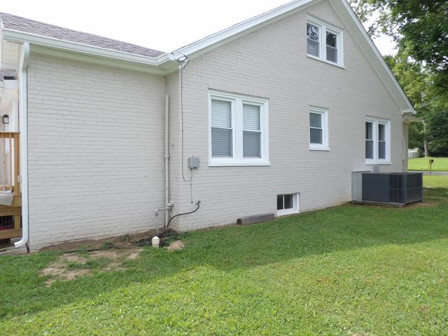 413 E Main St, Waverly, TN 37185