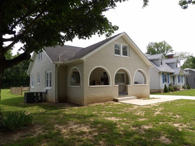 413 E Main St, Waverly, TN 37185