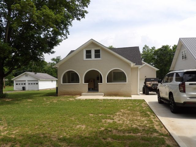 413 E Main St, Waverly, TN 37185