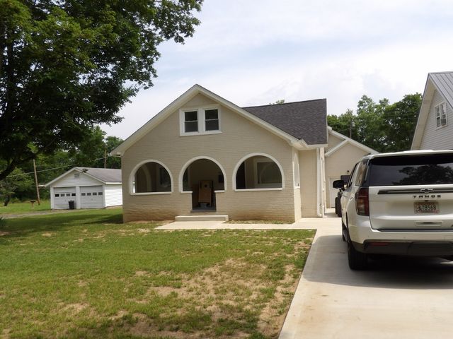 413 E Main St, Waverly, TN 37185