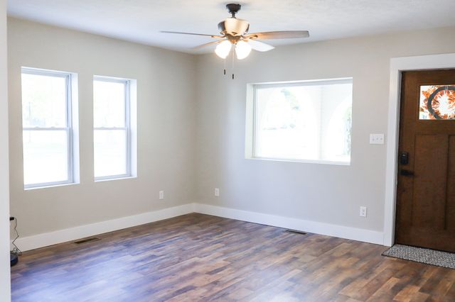 413 E Main St, Waverly, TN 37185