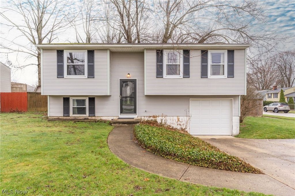 1077 S Diamond Street, Ravenna, OH 44266