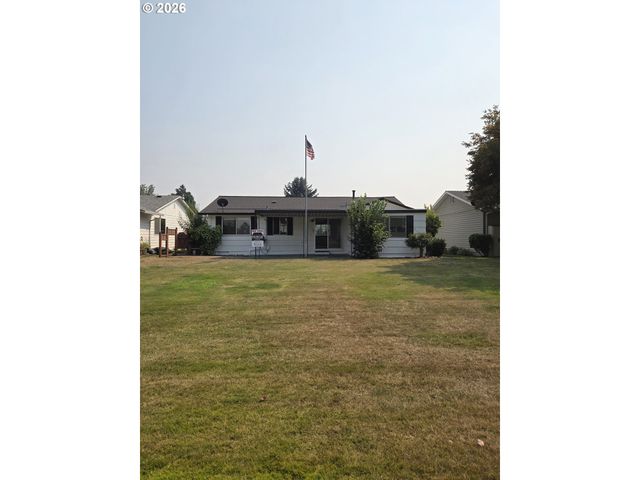 2215 COUNTRY CLUB Ter, Woodburn, OR 97071