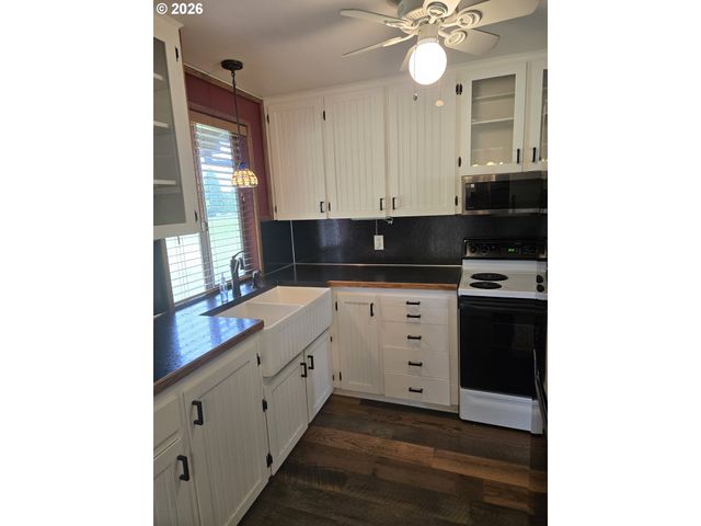 2215 COUNTRY CLUB Ter, Woodburn, OR 97071