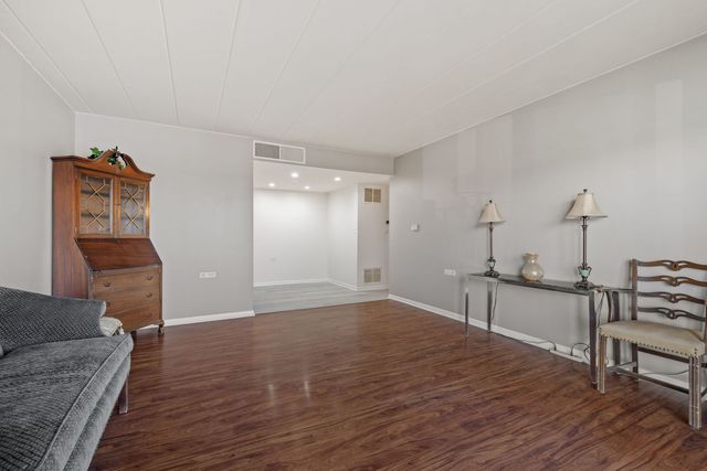 5540 Walnut Avenue 6B, Downers Grove, IL 60515