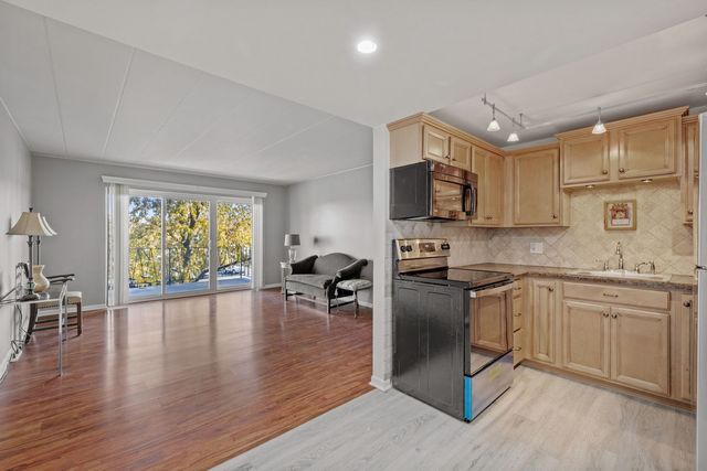 5540 Walnut Avenue 6B, Downers Grove, IL 60515