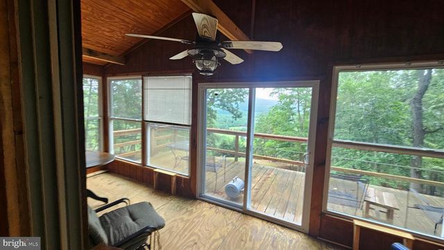 80 TROFTON HOLLOW CT, Great Cacapon, WV 25422