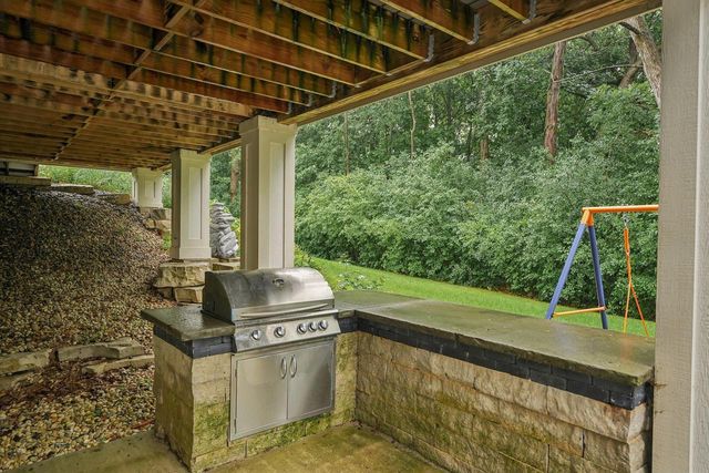 1646 Twisted Oak COURT, Hartland, WI 53029