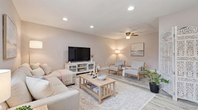 1246 Christian Hills Drive, Rochester Hills, MI 48309