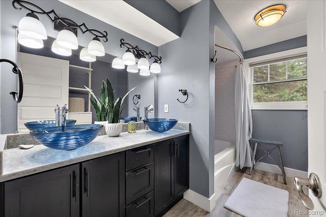 1246 Christian Hills Drive, Rochester Hills, MI 48309