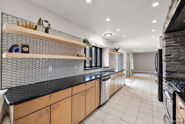 1246 Christian Hills Drive, Rochester Hills, MI 48309