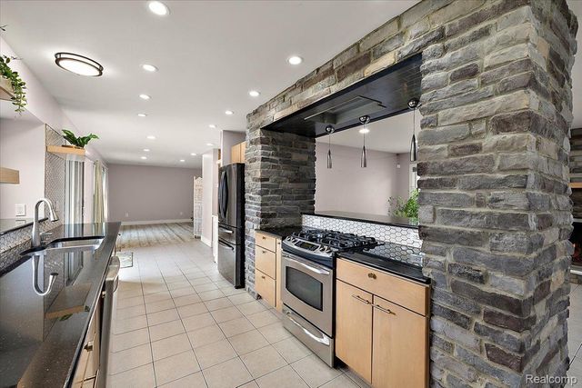 1246 Christian Hills Drive, Rochester Hills, MI 48309