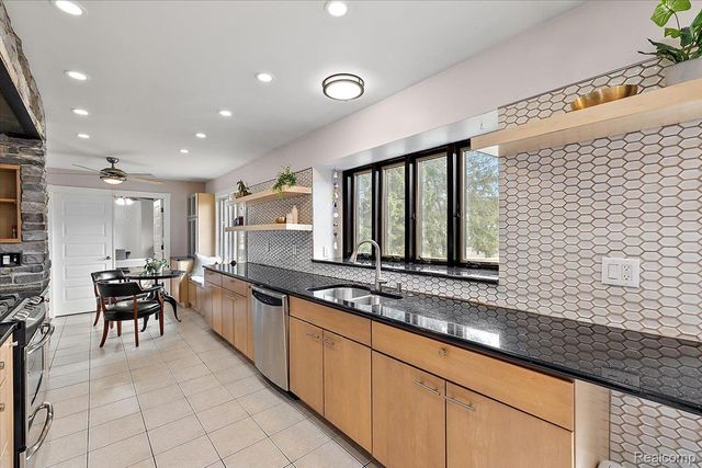 1246 Christian Hills Drive, Rochester Hills, MI 48309