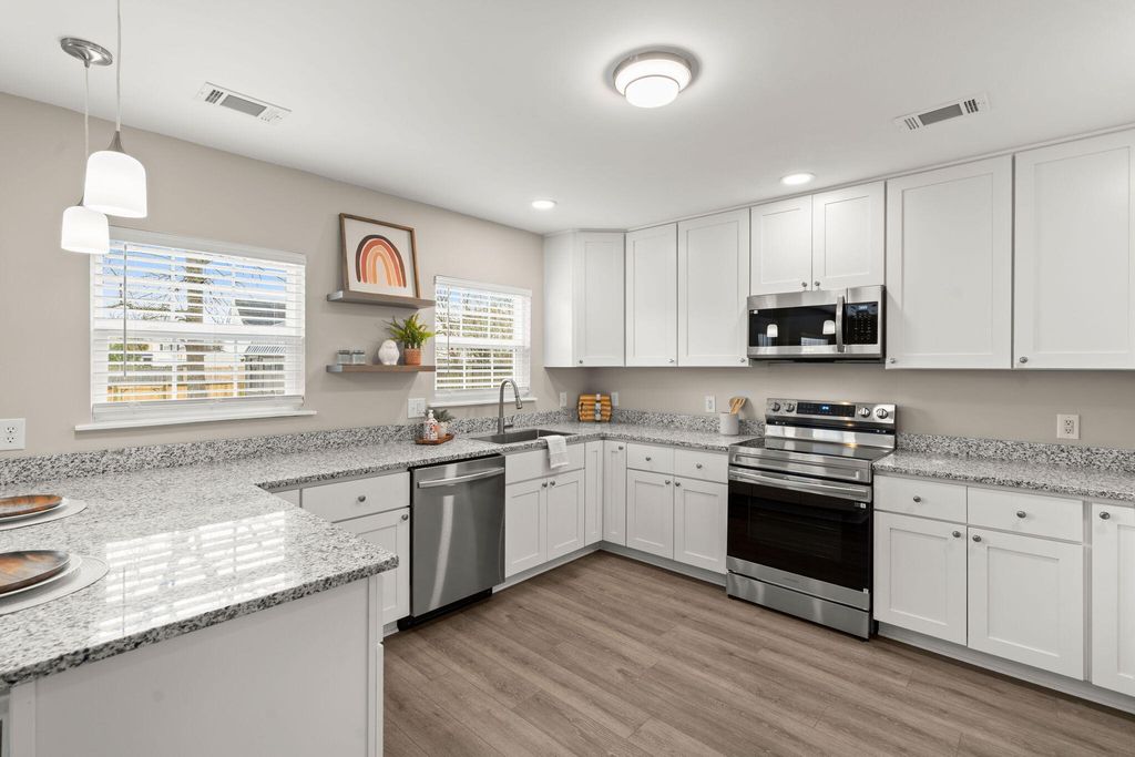 Image 11 of property listing at 2007 Robin Wood Boulevard, Moncks Corner, SC 29461