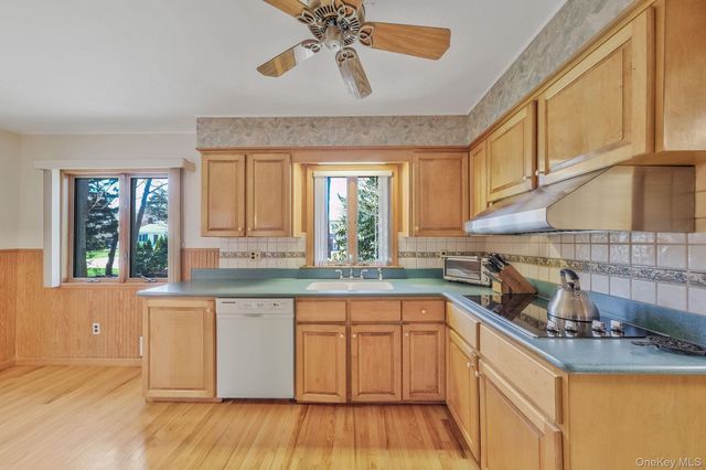 223 Connetquot Road, Bayport, NY 11705