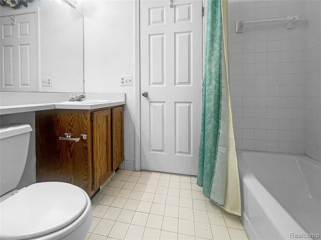 37547 Legends Trail Drive, Farmington, MI 48331