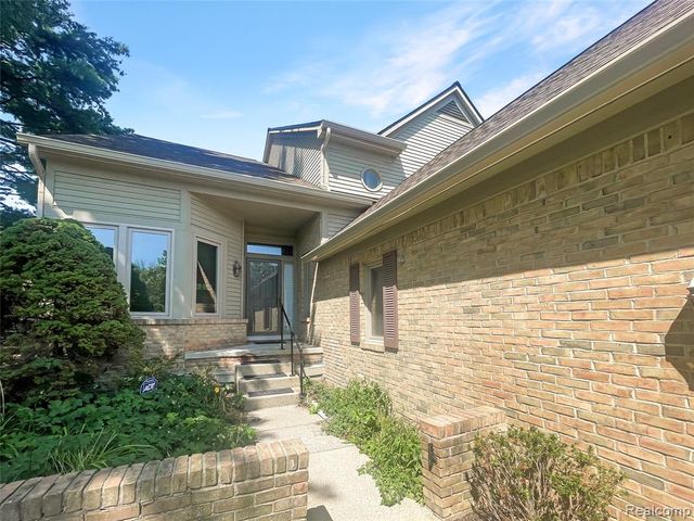 37547 Legends Trail Drive, Farmington, MI 48331