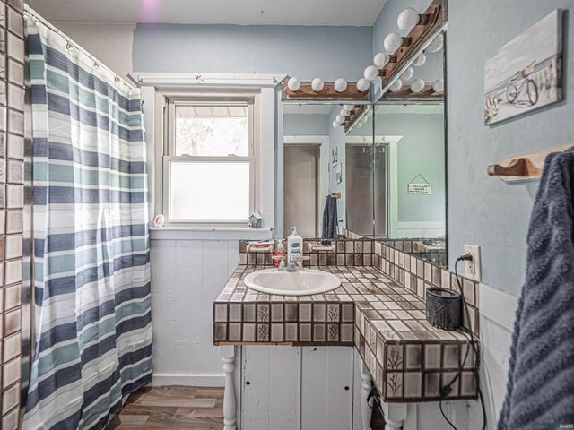 210 S East Street, Oakland City, IN 47660