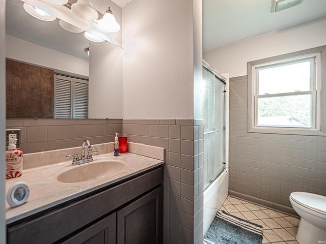 210 S East Street, Oakland City, IN 47660