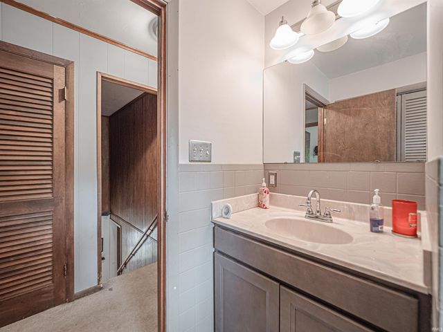 210 S East Street, Oakland City, IN 47660