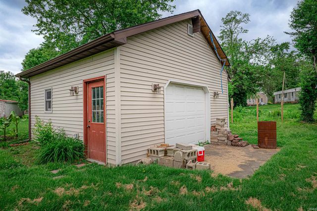 210 S East Street, Oakland City, IN 47660