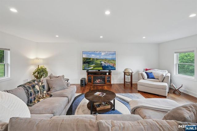 8 Sutton Road, Hopatcong, NJ 07843
