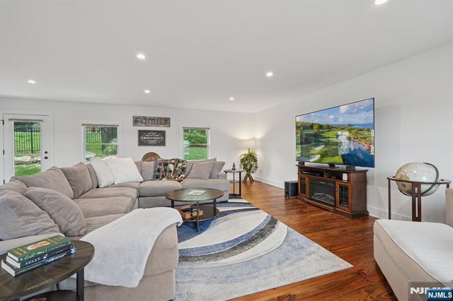 8 Sutton Road, Hopatcong, NJ 07843