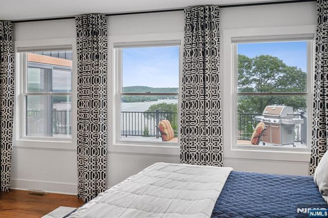 8 Sutton Road, Hopatcong, NJ 07843