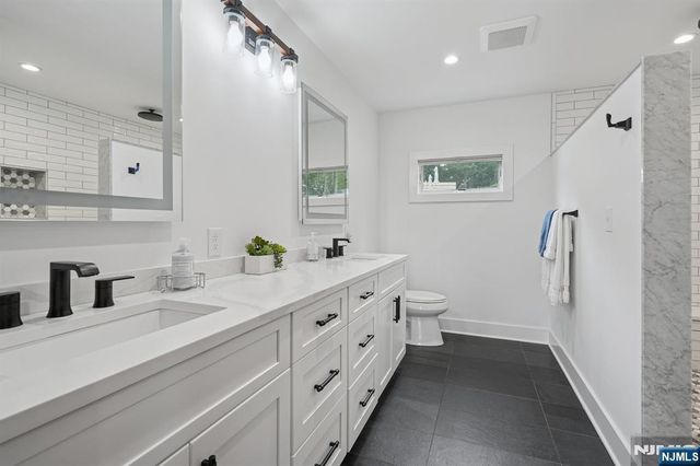 8 Sutton Road, Hopatcong, NJ 07843