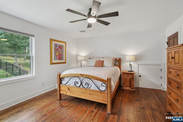8 Sutton Road, Hopatcong, NJ 07843