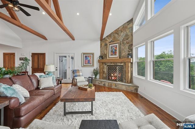8 Sutton Road, Hopatcong, NJ 07843
