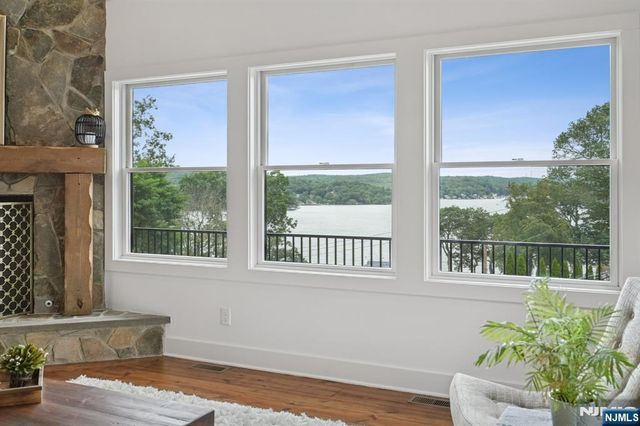 8 Sutton Road, Hopatcong, NJ 07843
