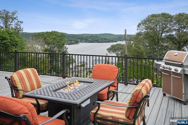 8 Sutton Road, Hopatcong, NJ 07843
