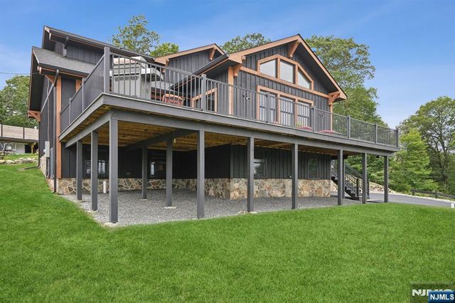 8 Sutton Road, Hopatcong, NJ 07843
