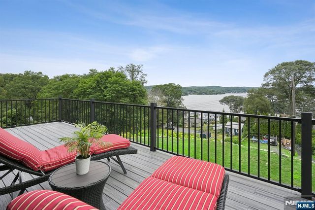 8 Sutton Road, Hopatcong, NJ 07843