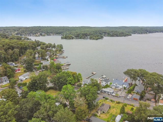 8 Sutton Road, Hopatcong, NJ 07843