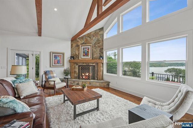 8 Sutton Road, Hopatcong, NJ 07843