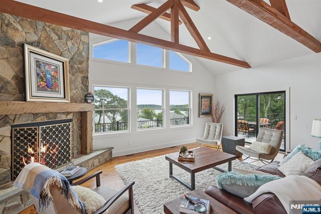 8 Sutton Road, Hopatcong, NJ 07843