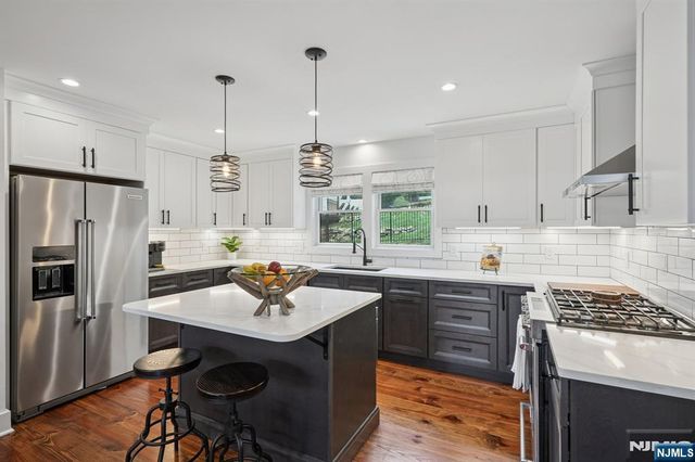 8 Sutton Road, Hopatcong, NJ 07843