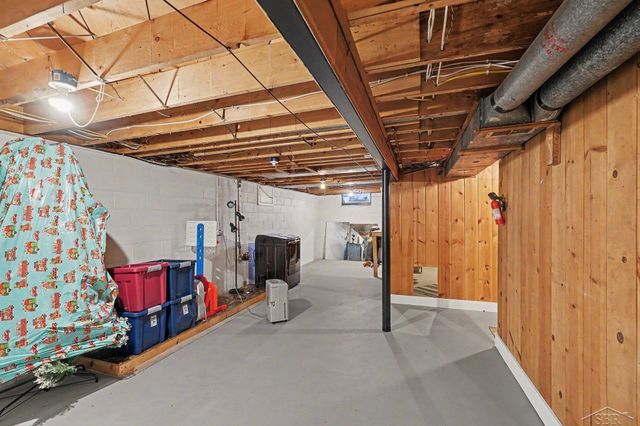 1609 N Center Road, Saginaw Twp, MI 48638