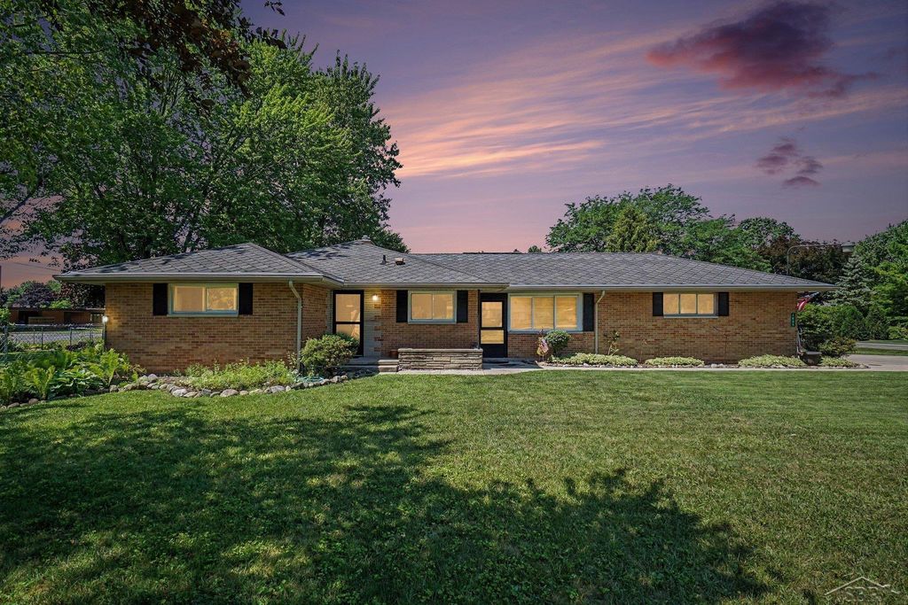 1609 N Center Road, Saginaw Twp, MI 48638
