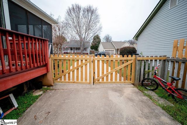 611 Oak Valley Drive, Simpsonville, SC 29681