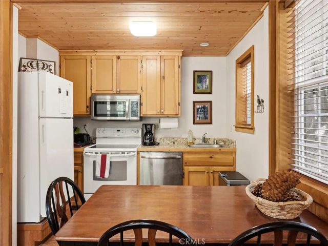 7739 Black Pine, Fish Camp, CA 93623