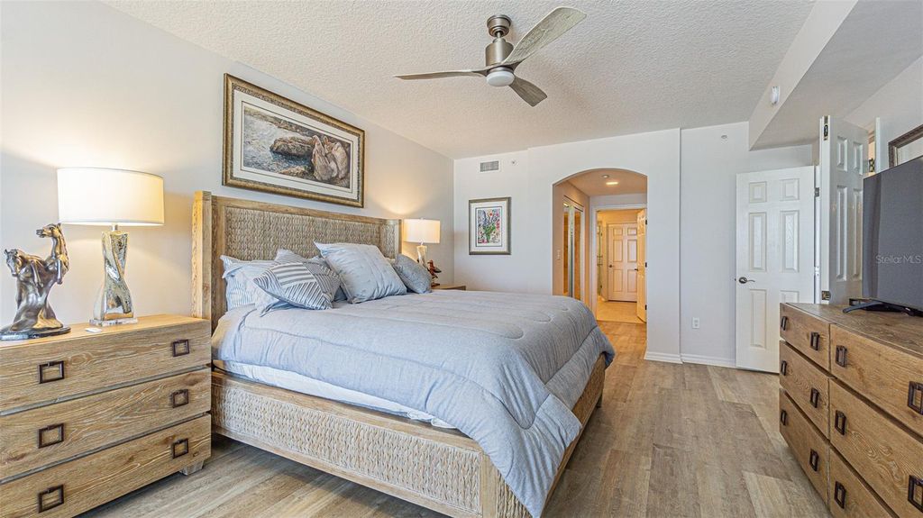 Image 13 of property listing at 1370 GULF BOULEVARD 703, Clearwater, FL 33767