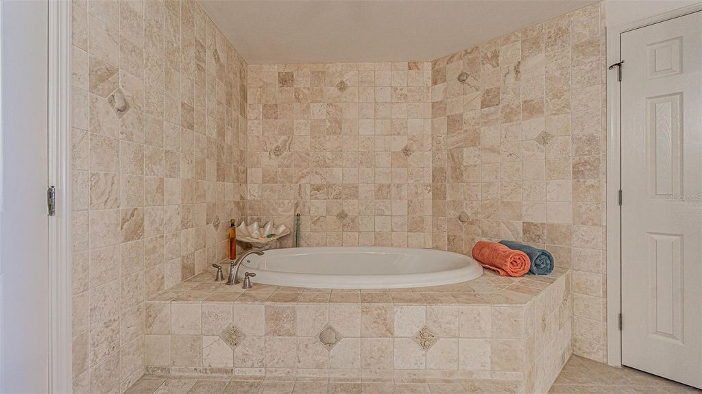 Image 15 of property listing at 1370 GULF BOULEVARD 703, Clearwater, FL 33767